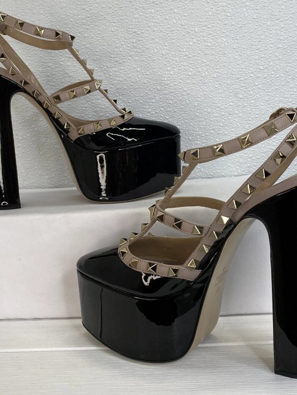 Valentino Garavani Rockstud Cage Womens Size 8 Patent Leather Block Heel Pumps - Picture 6 of 14